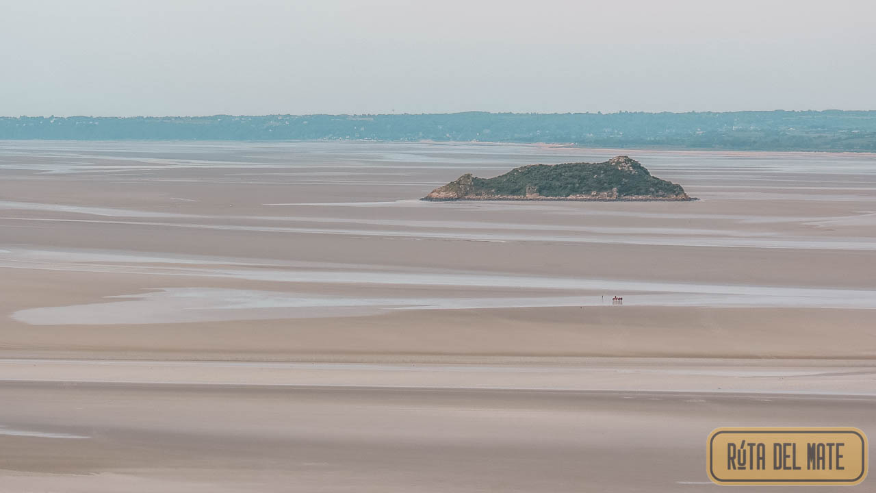 A group walking in the sand around Mont Saint-Michel – Guide to Visiting Mont Saint-Michel