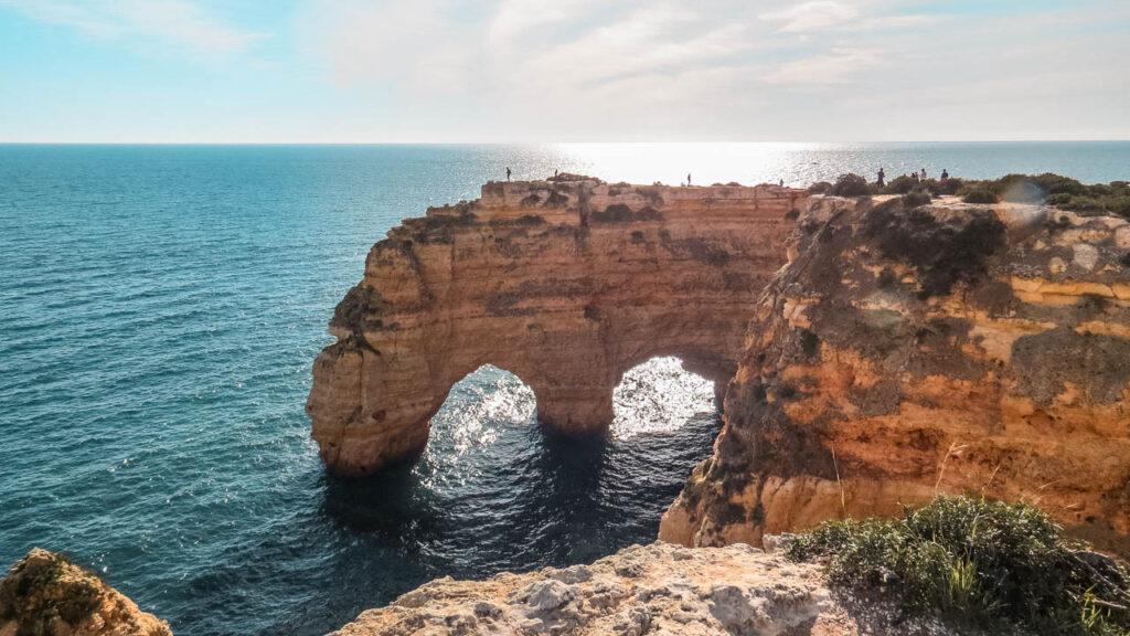 Uno de los tantos arcos naturales que forman las rocas en la orilla del mar