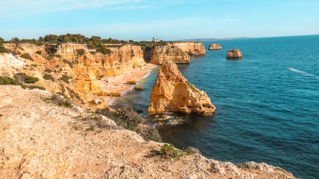 Vista desde uno de los costados de la Praia da Marinha en Algarve